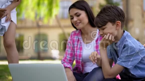 女孩坐在妈妈和哥哥旁边视频的预览图