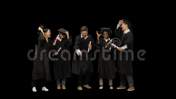 高中毕业生抛帽子阿尔法频道视频的预览图