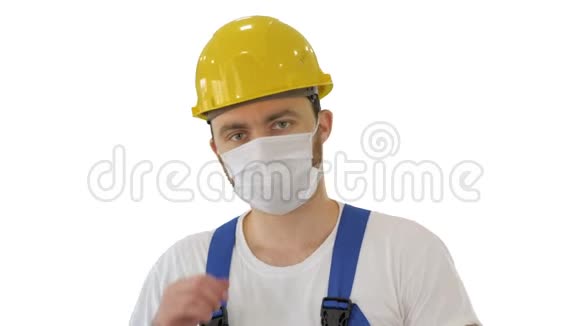 戴上面具戴着面具的建筑工人戴着白色背景的安全帽视频的预览图