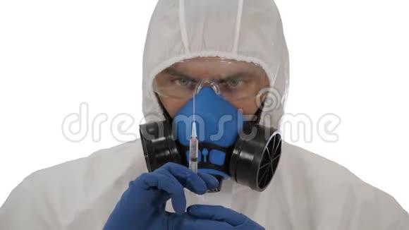 医学研究冠状病毒疫苗一个穿着防护服戴口罩和呼吸器的人准备注射视频的预览图