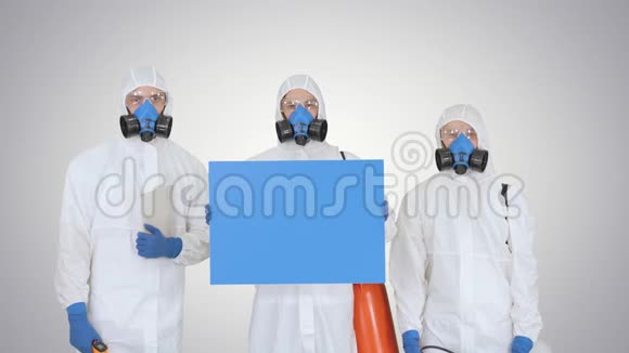 一组流行病学家穿着保护制服在梯度背景上拿着空白标语牌视频的预览图