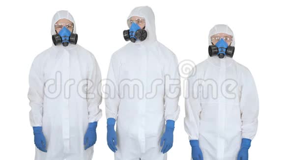 一队穿着防护服的科学家或医生准备在白色背景上交叉双手工作视频的预览图