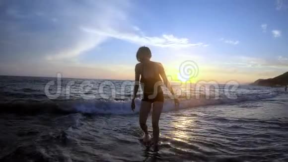 年轻女子在海水中失去了一些东西去了海滨慢动作视频的预览图