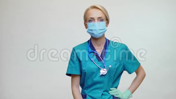 医生护士戴防护面罩的妇女药丸或维生素罐视频的预览图