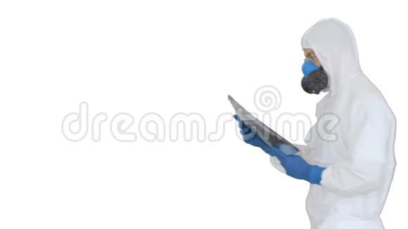 穿着防护服的医生穿着白色背景的x光照片走进来视频的预览图