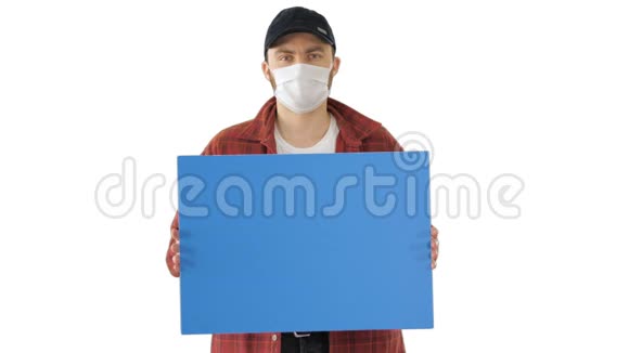 戴着医用口罩的成年男性农民白色背景上举着空白标语牌视频的预览图