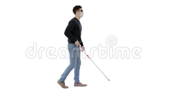 戴着面具的盲人在白色背景下行走视频的预览图