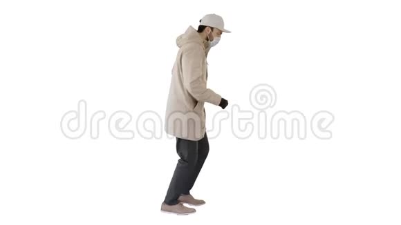 穿着户外衣服和戴着医用口罩的年轻人在白色背景下慢跑视频的预览图