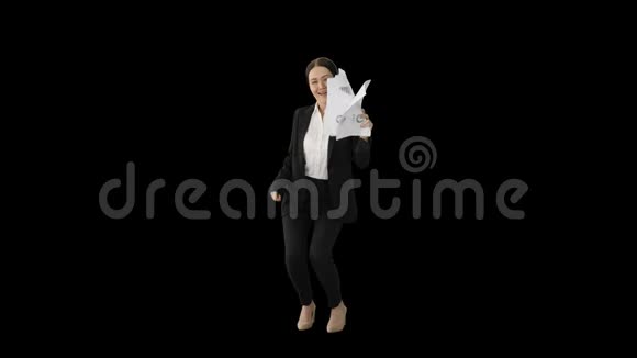 女上班族手舞足蹈纸质文件阿尔法频道视频的预览图