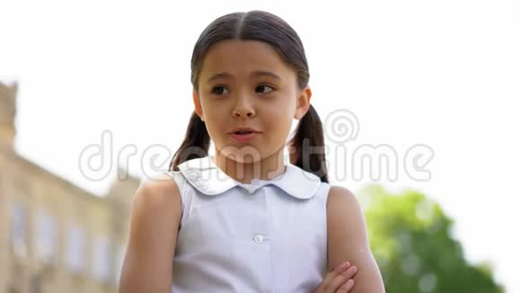 坐在公园里的悲伤体贴的女孩一边看一边视频的预览图