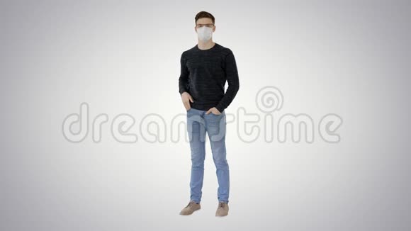 年轻自信的戴眼镜的男人戴着梯度背景的防护面具视频的预览图