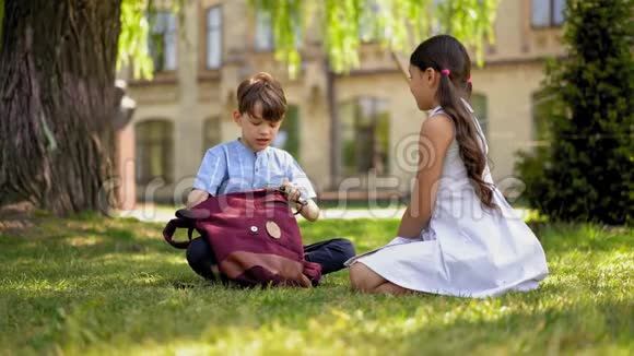 男孩坐在户外打包背包视频的预览图