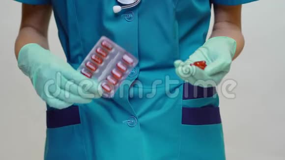 戴防护面罩橡胶或乳胶手套的医生护士视频的预览图