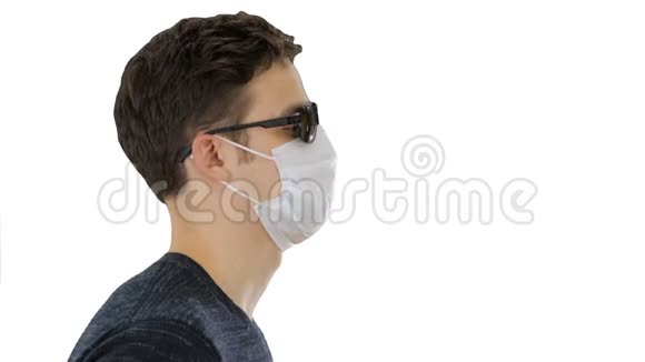 盲人戴着医用面具行走戴着白色背景的墨镜视频的预览图