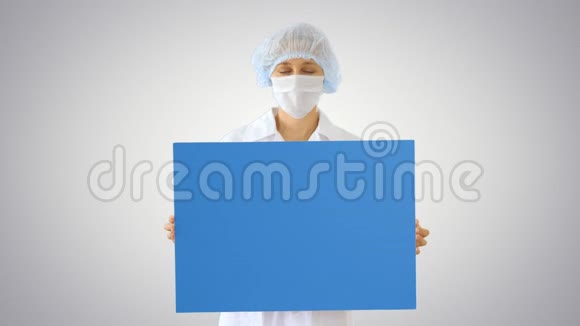 戴着面具的女医生在梯度背景上拿着一块空木板视频的预览图
