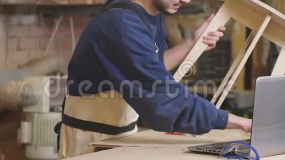 木工打磨后检查木椅视频的预览图