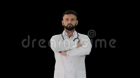 年轻的白人男性医生双手交叉站立阿尔法海峡视频的预览图