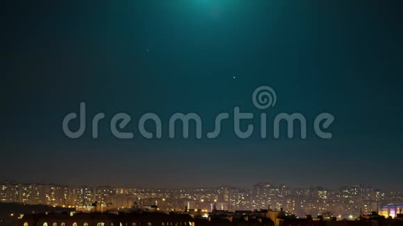 月亮越过城市时间流逝视频的预览图