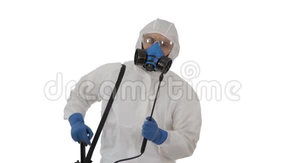 男士穿着个人防护装备套装手套口罩和面罩准备在白色背景上消毒视频的预览图