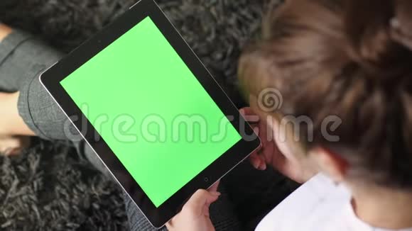 女士使用绿色屏幕的数码平板电脑视频的预览图