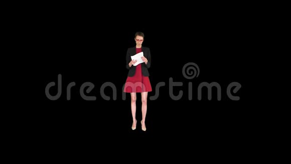 穿红裙子的女商人扔掉文件阿尔法频道视频的预览图