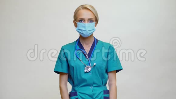 带听诊器的医生护士带防护面罩和消毒剂视频的预览图