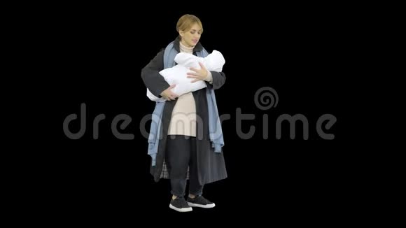 年轻的母亲抱着婴儿在户外玩耍阿尔法频道视频的预览图