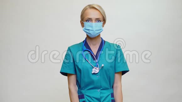 带听诊器的医生护士带防护面罩和消毒剂视频的预览图