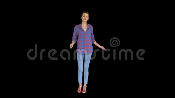 穿着牛仔衬衫跳舞看镜头的休闲女性阿尔法频道视频的预览图