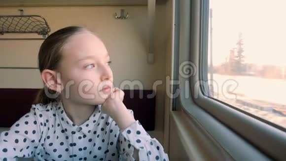 白日做梦的年轻女孩看着火车车窗视频的预览图