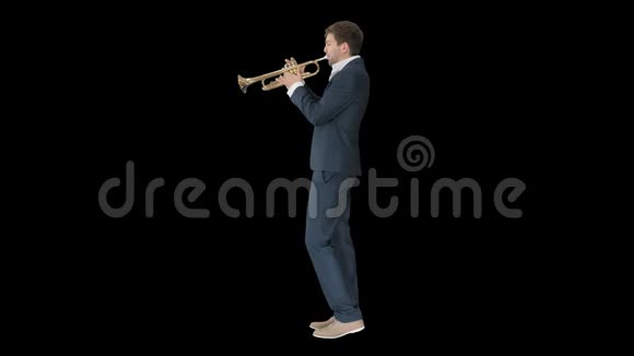 穿西装吹喇叭的音乐家阿尔法频道视频的预览图