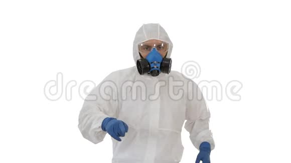 医生穿着防护服在白色背景下跳舞以抵御病毒视频的预览图