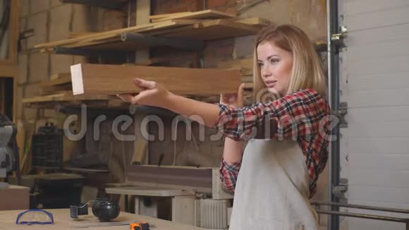 年轻的木匠女士在打磨木片视频的预览图