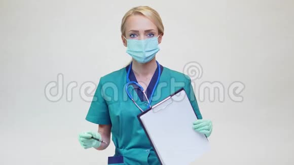 医生护士戴防护面罩的妇女手持飞机台视频的预览图