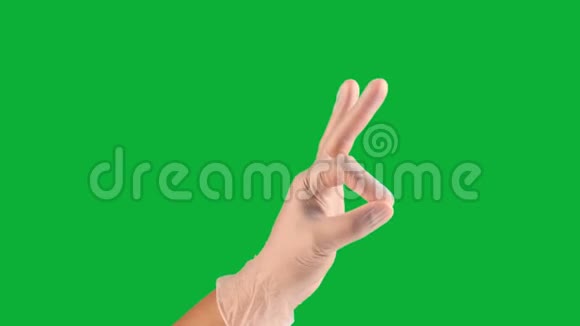 在乙烯基手套上用绿色染色的男性手视频的预览图