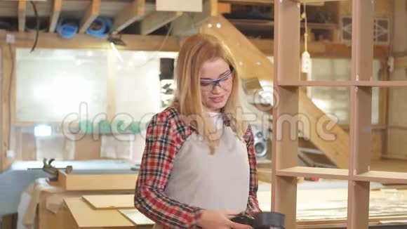 戴耳机的年轻木匠女画像视频的预览图