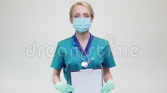 医生护士戴防护面罩的妇女手持飞机台视频的预览图