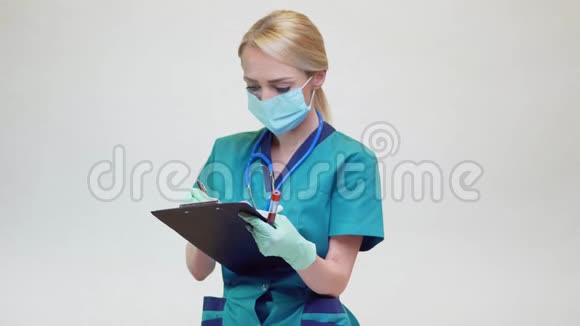 医生护士戴防护面罩持血试管及飞机桌视频的预览图