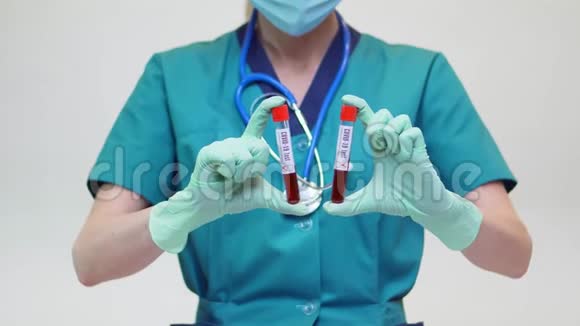 医生护士戴防护面罩乳胶手套持血试管视频的预览图