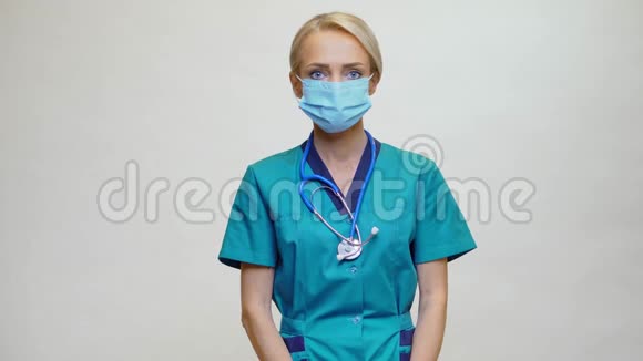 医生护士妇女听诊器在浅灰色背景显示防护面罩视频的预览图