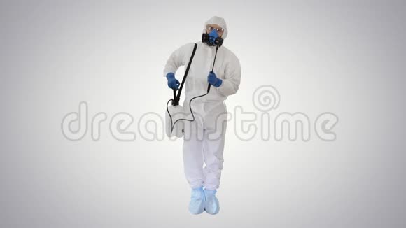 穿着防护服和面罩的人拿着消毒剂准备在梯度背景下工作视频的预览图
