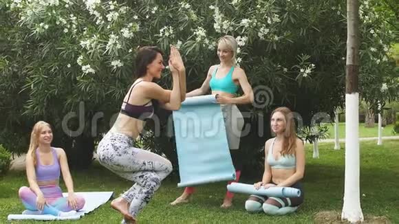 瑜伽老师女初学者在户外瑜伽课上有冥想视频的预览图