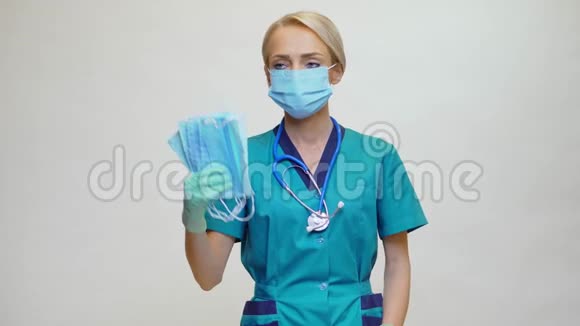 医生护士妇女听诊器在浅灰色背景显示防护面罩视频的预览图