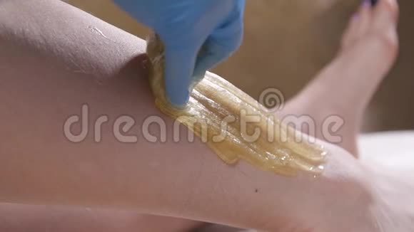 美和身体护理理念用液体糖刺激腿部皮肤护理视频的预览图