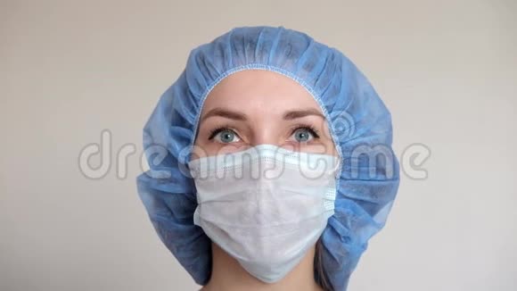 女医生穿防护服医用口罩帽子和长袍保护面部免受冠状病毒感染视频的预览图