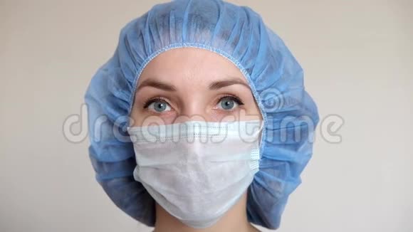 女医生穿防护服医用口罩帽子和长袍保护面部免受冠状病毒感染视频的预览图