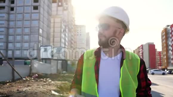 建筑工地建筑工人画像视频的预览图
