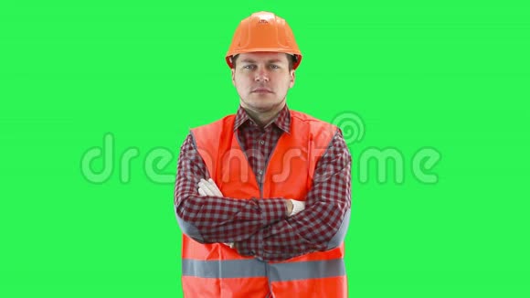 戴着建筑头盔和橙色背心的人绿色屏幕背景视频的预览图