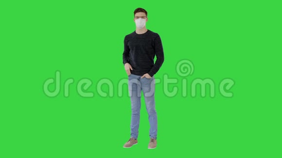 年轻自信的人戴着绿色屏幕上的防护面具Chroma键视频的预览图