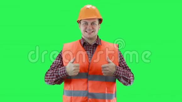 戴着建筑头盔和橙色背心的人用手显示一切都很好绿色屏幕背景视频的预览图
